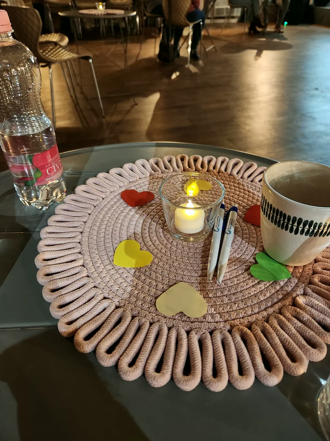 Közösségi alkalomra készített asztaldísz