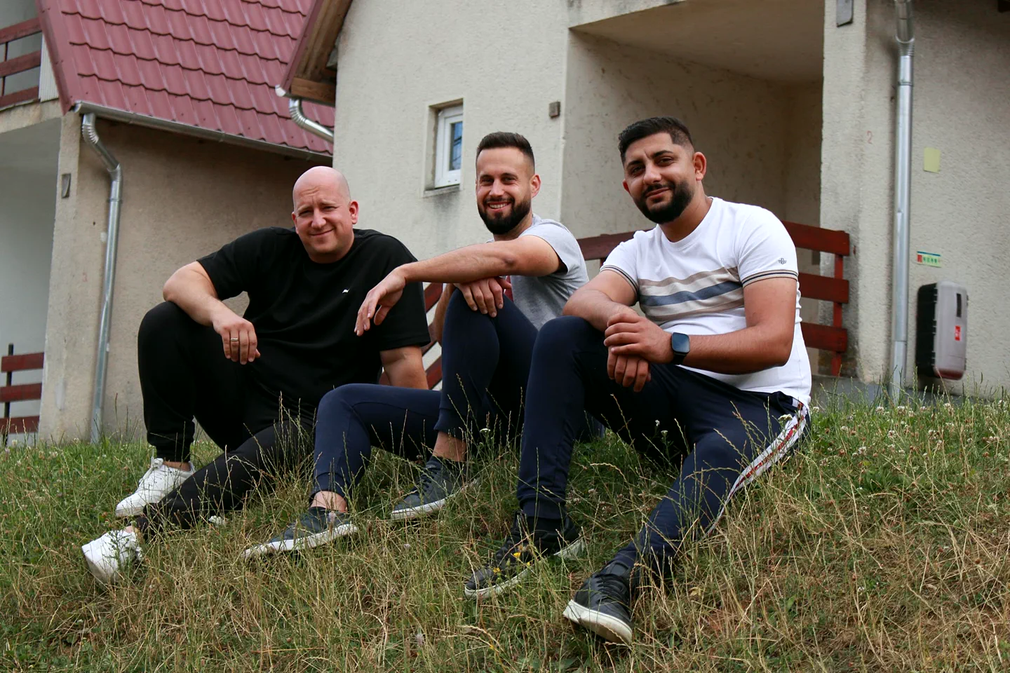 Férfiak beszélgetnek szabadtéri közösségi napon