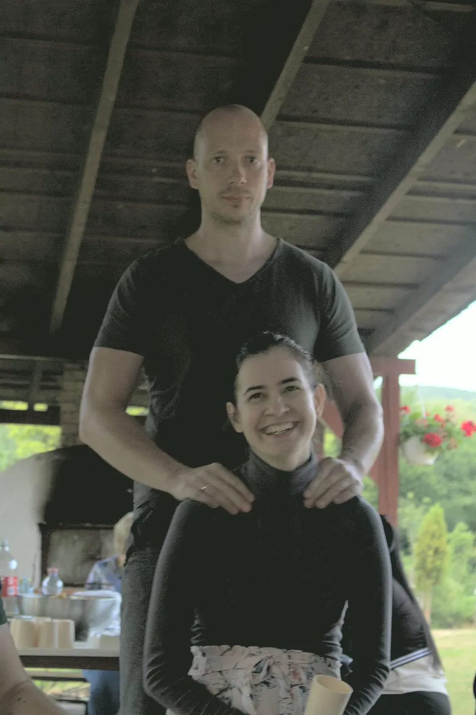 Sötétebb esti pillanat közösségi alkalmon